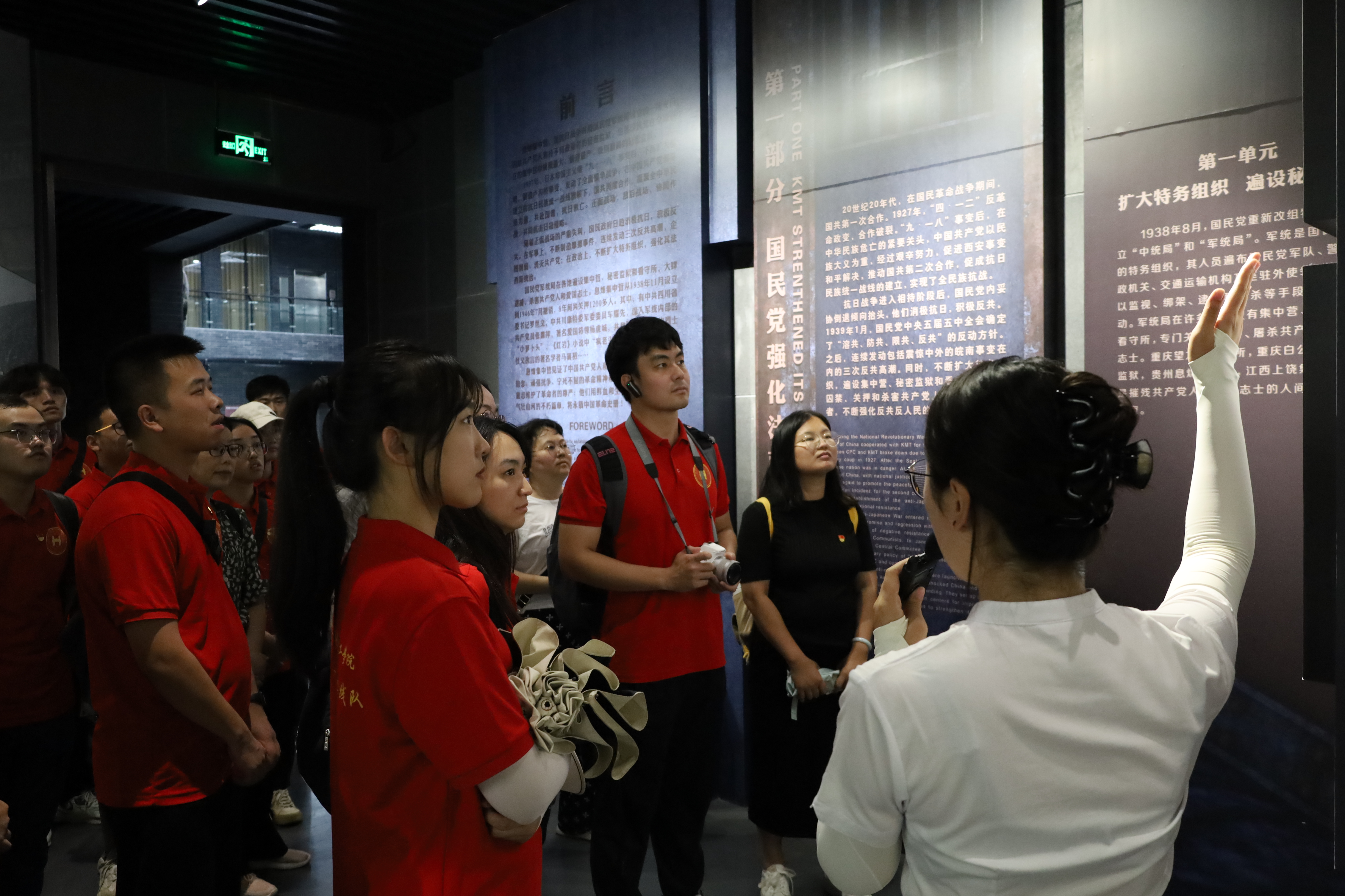 图4 实践队认真倾听讲解员介绍息烽集中营的基本情况.JPG
