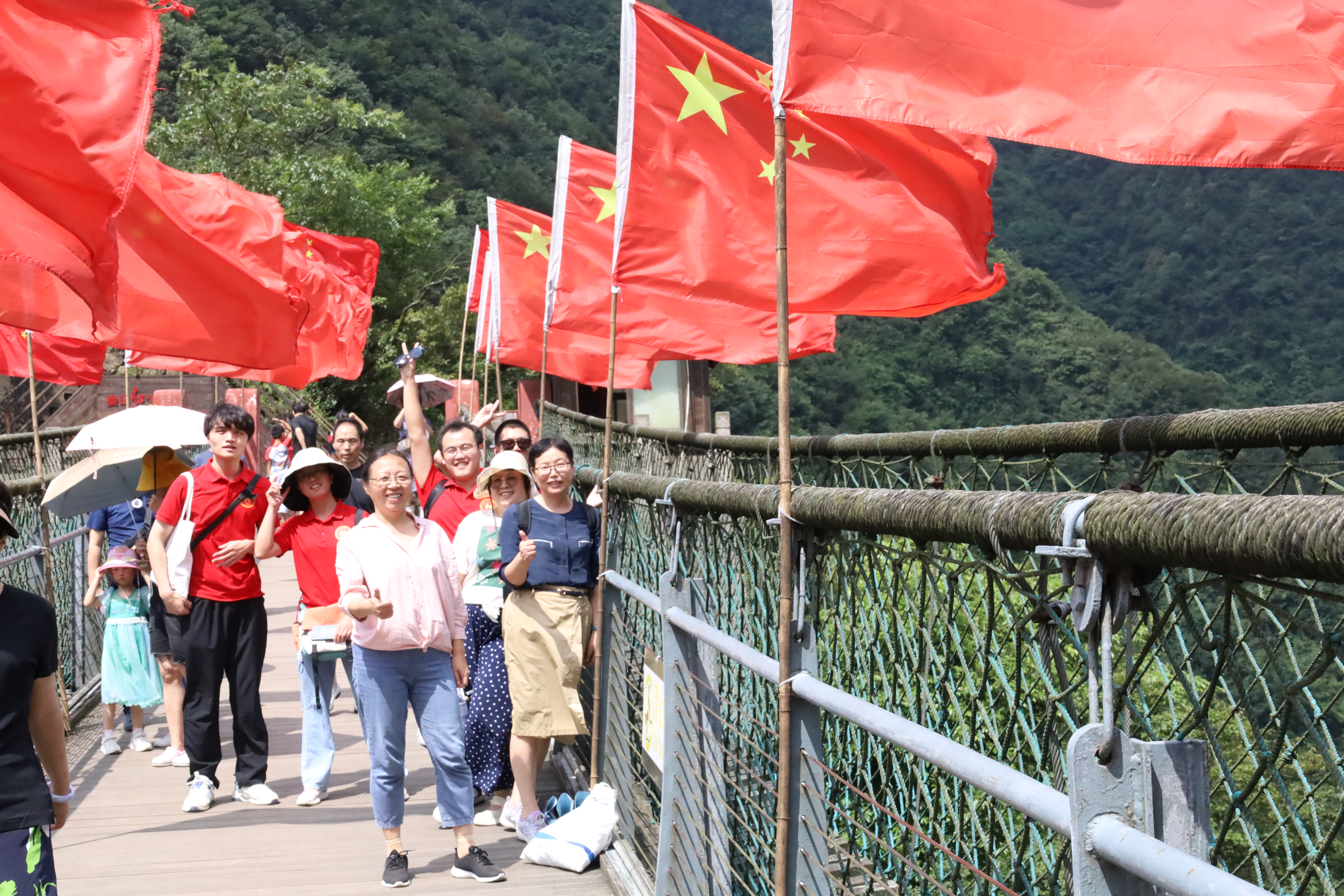 图1 实践队登上长空桥，感受：山下山下，风展红旗如画.JPG