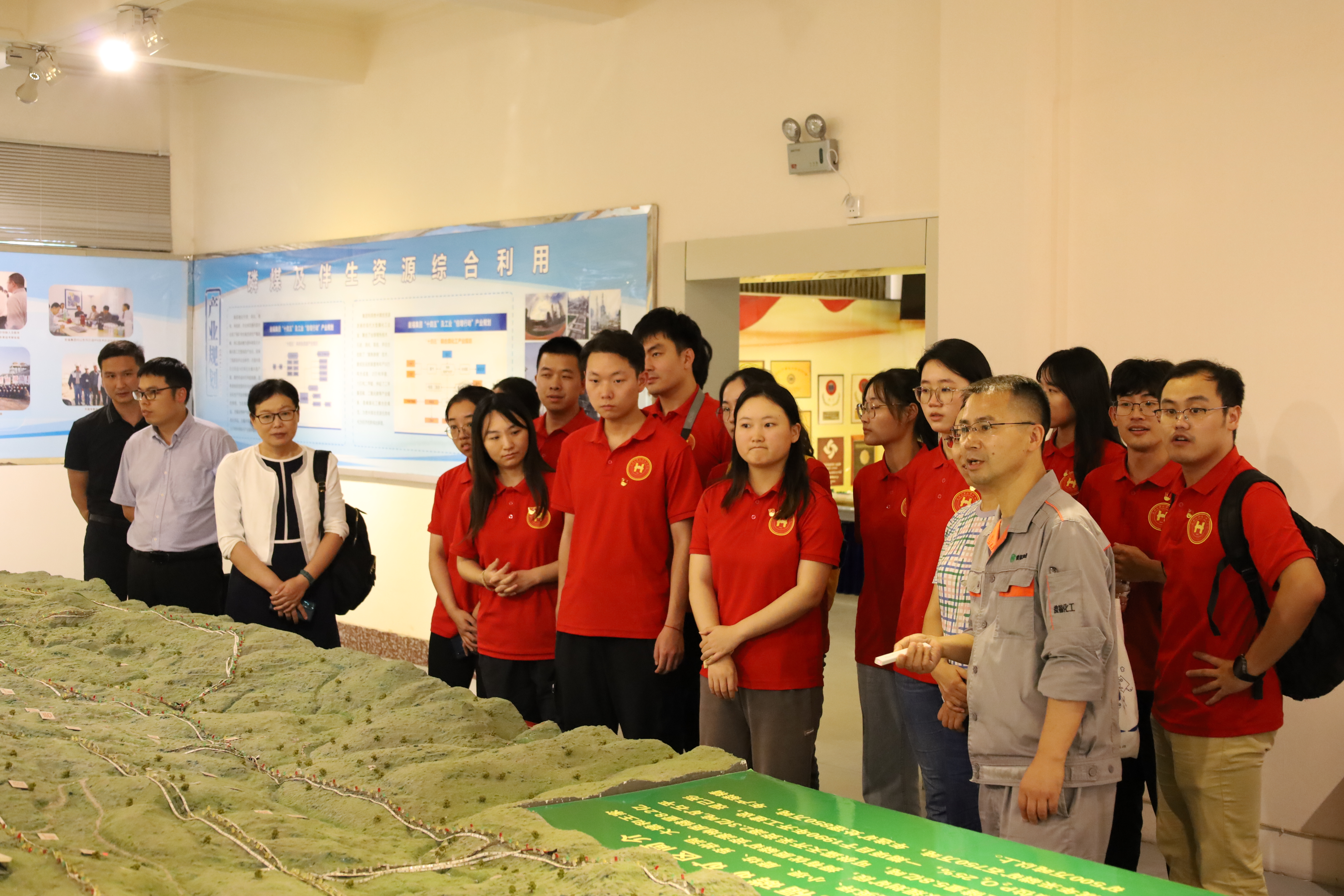 图5 瓮福集团向实践队介绍集团下属矿区的分布情况.JPG
